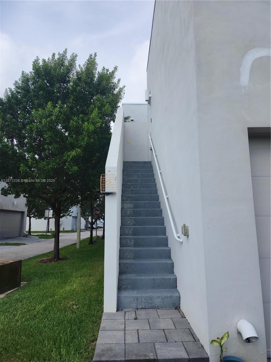 6611 NW 102nd Path, Doral FL 33178 photo 2