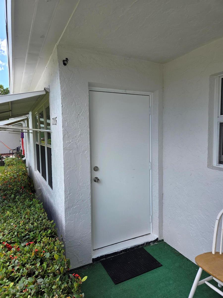 7205 W Oakridge Circle, Lake Worth FL 33462 photo 2