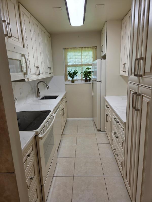 7205 W Oakridge Circle, Lake Worth FL 33462 photo 4