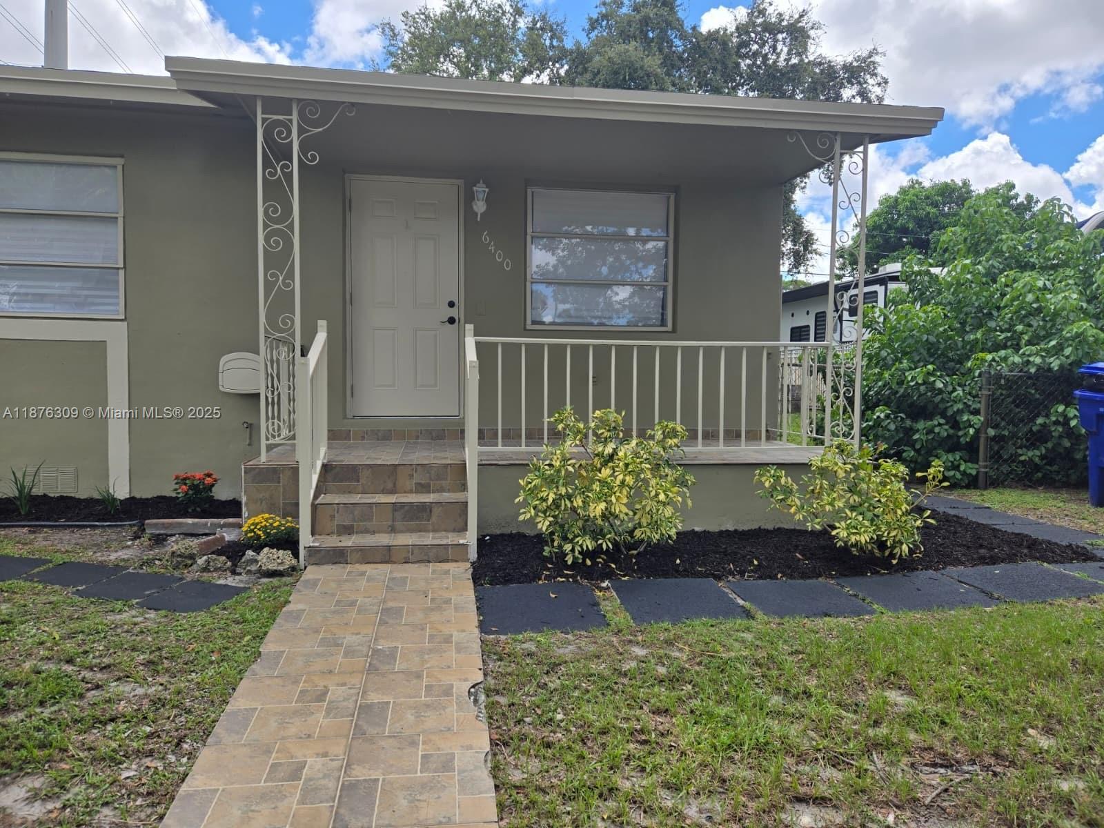 6400 Meade St, Hollywood FL 33024 photo 2