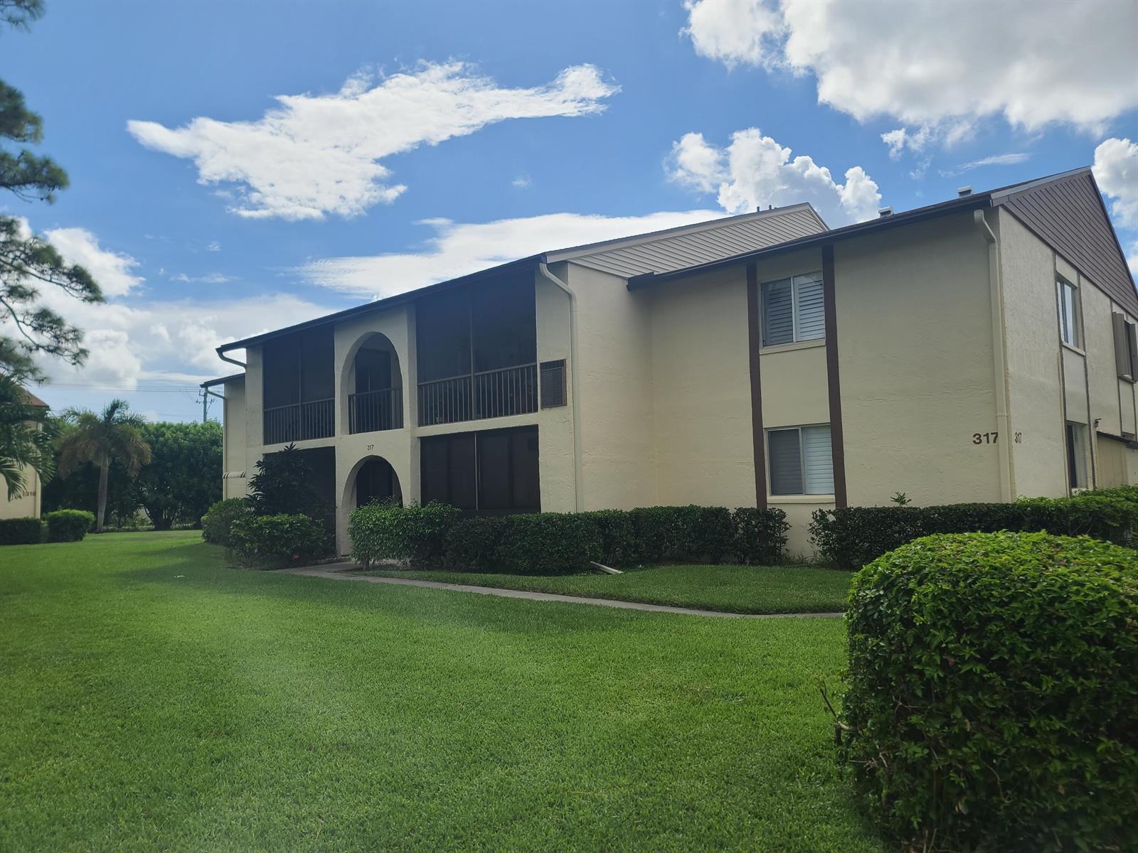 317 Knotty Pine Circle # 2, FL 33463