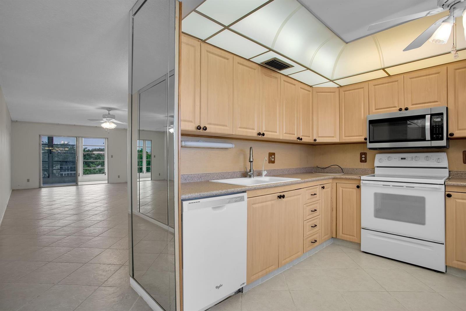 2202 Lucaya # D4, Coconut Creek FL 33066 photo 2