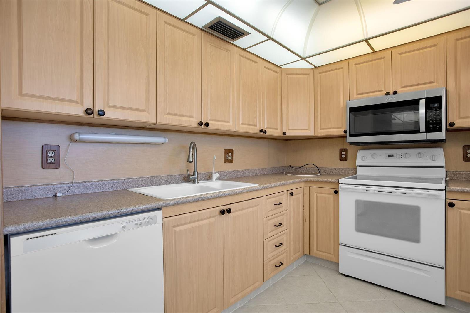 2202 Lucaya # D4, Coconut Creek FL 33066 photo 3