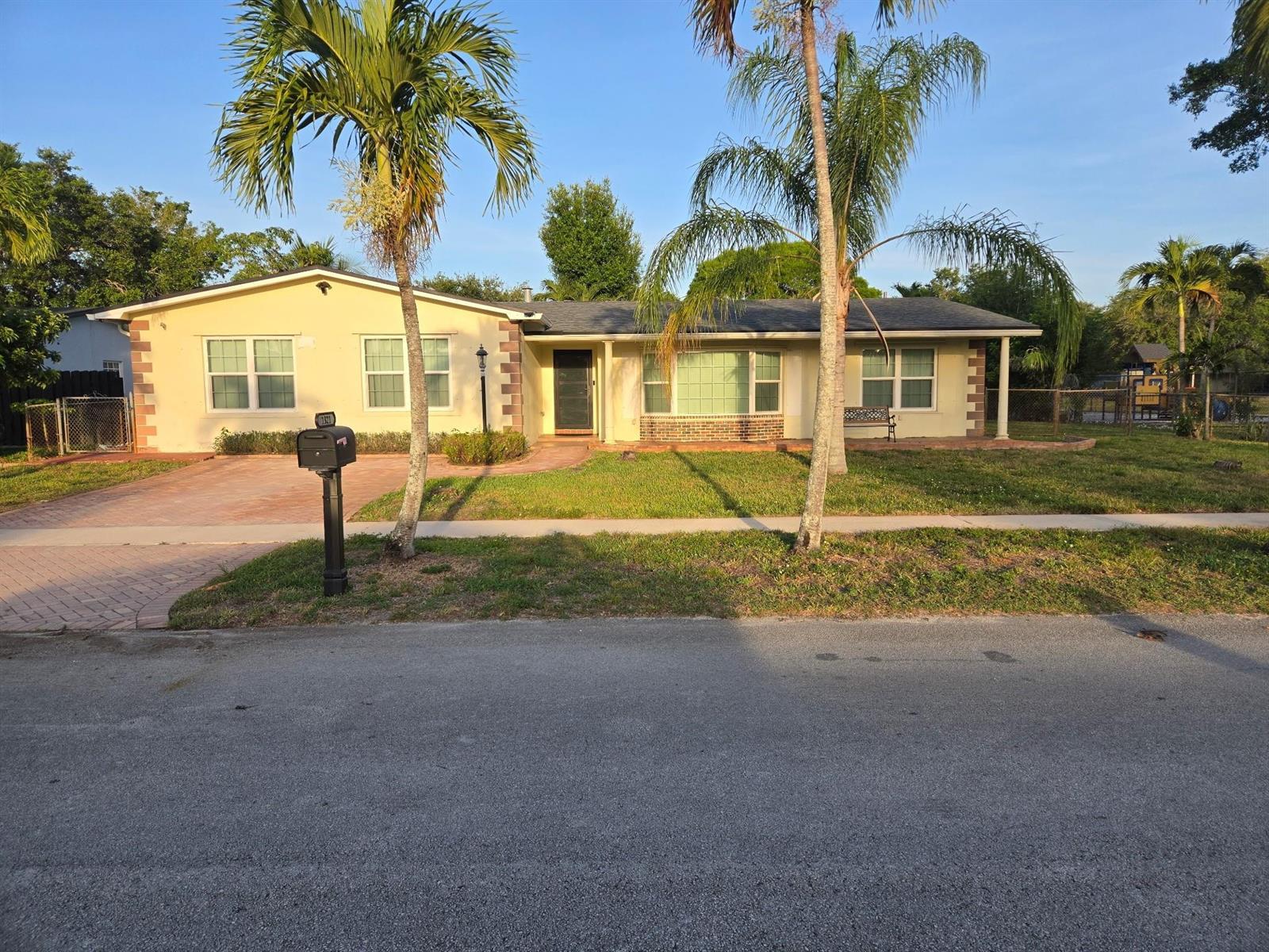 1821 NW 113th Avenue, Pembroke Pines FL 33026