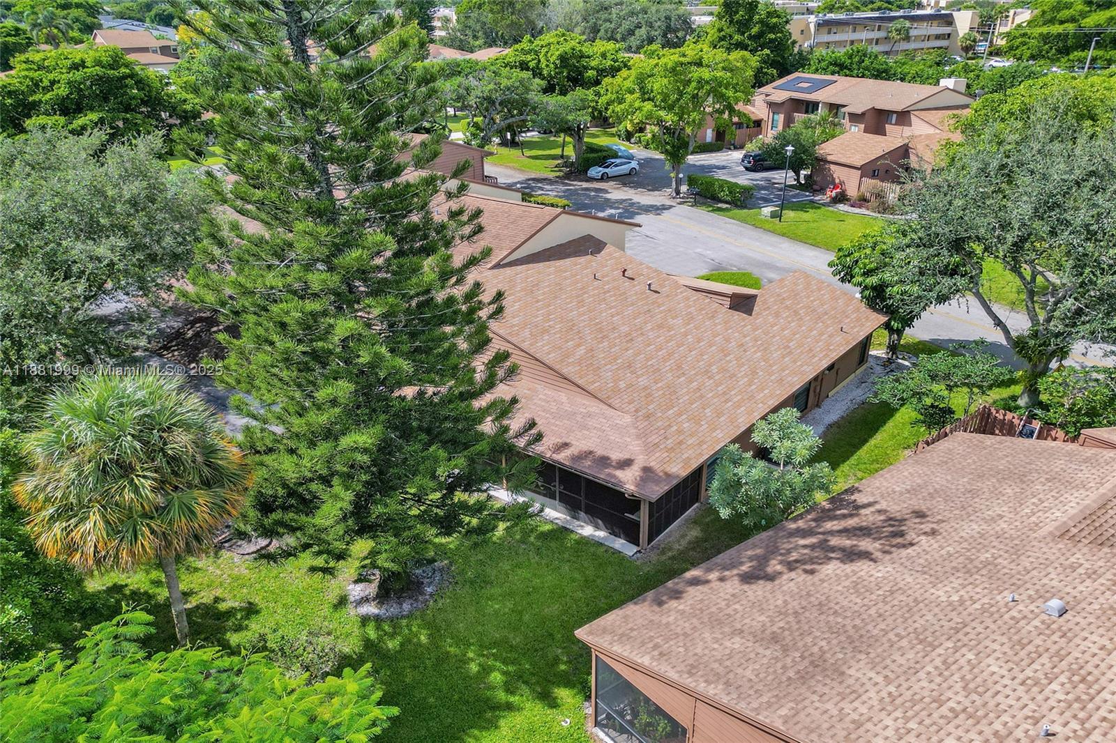 6188 pine tree lane, Tamarac FL 33319 photo 2