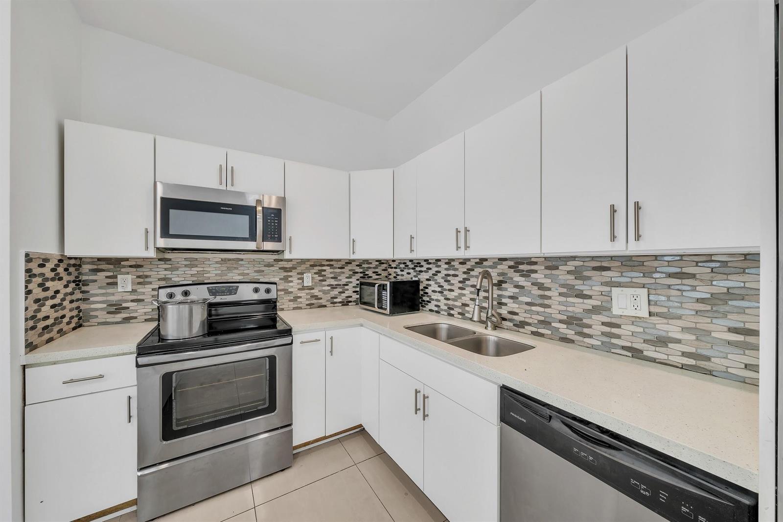 16010 NE 5th Avenue, Miami FL 33162 photo 4