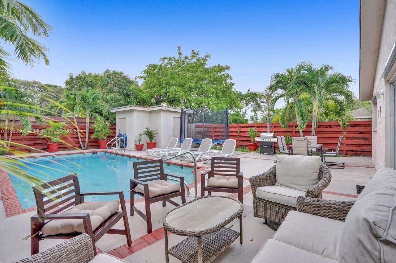 208 SW 2nd Ave, Hallandale Beach FL 33009 photo 2