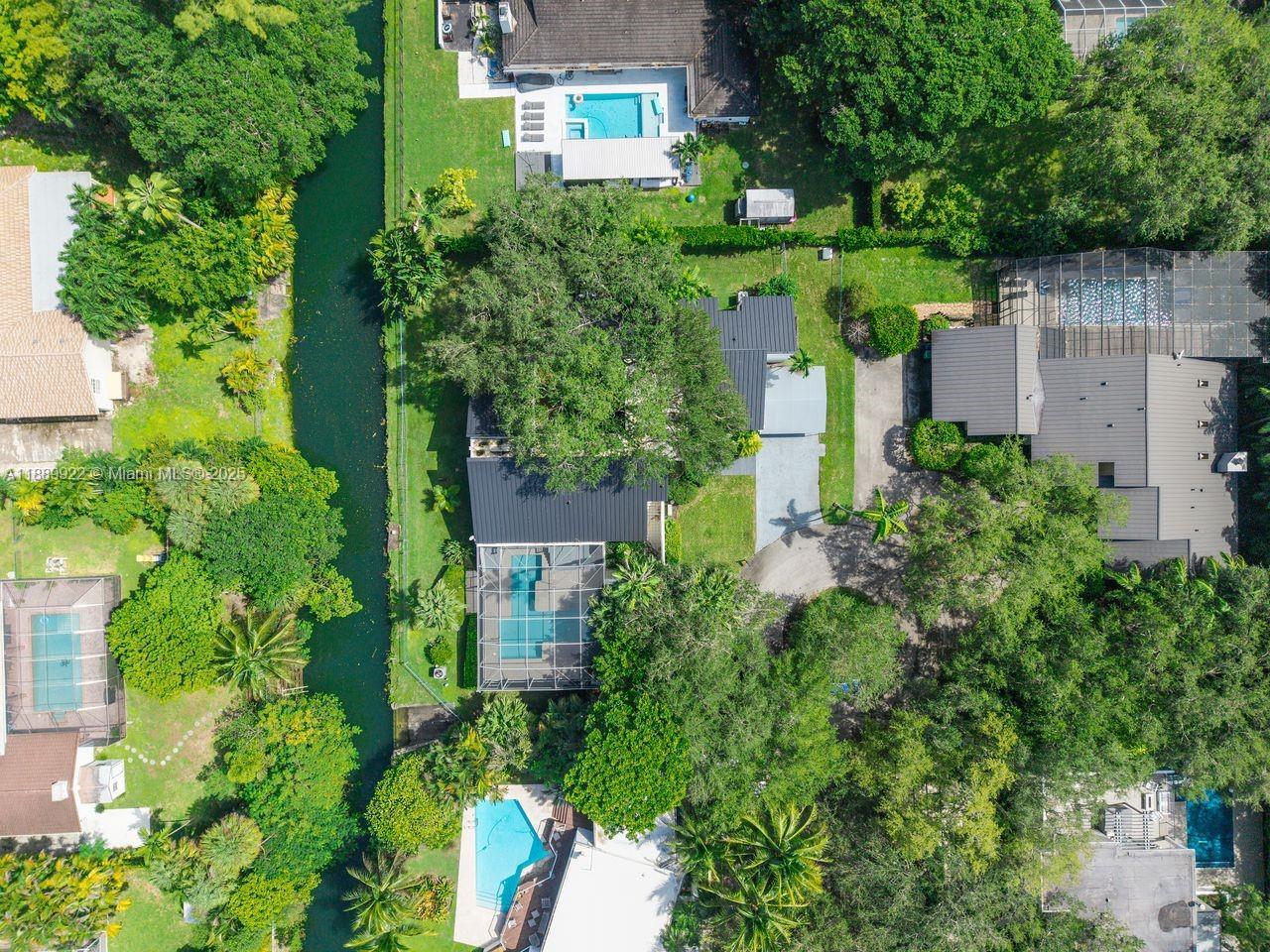 7605 SW 160th Ter, Palmetto Bay FL 33157 photo 2