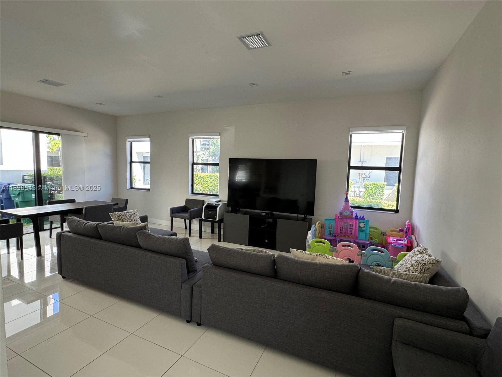 8283 NW 47th Ln, Doral FL 33166 photo 3