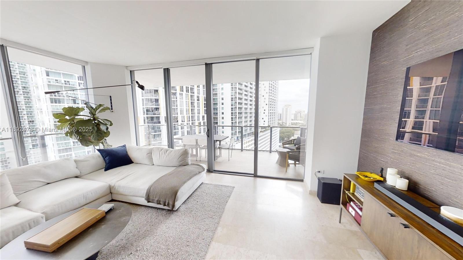 68 SE 6 ST # 1111, Miami FL 33131 photo 4