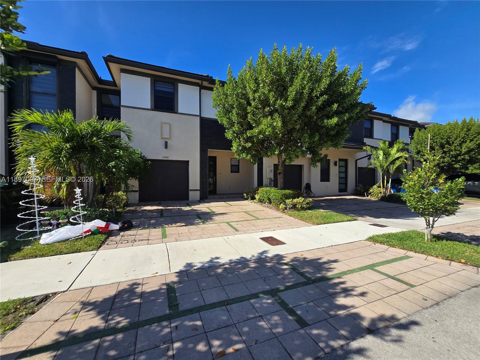 15930 NW 91st Ct, Miami Lakes FL 33018 photo 2