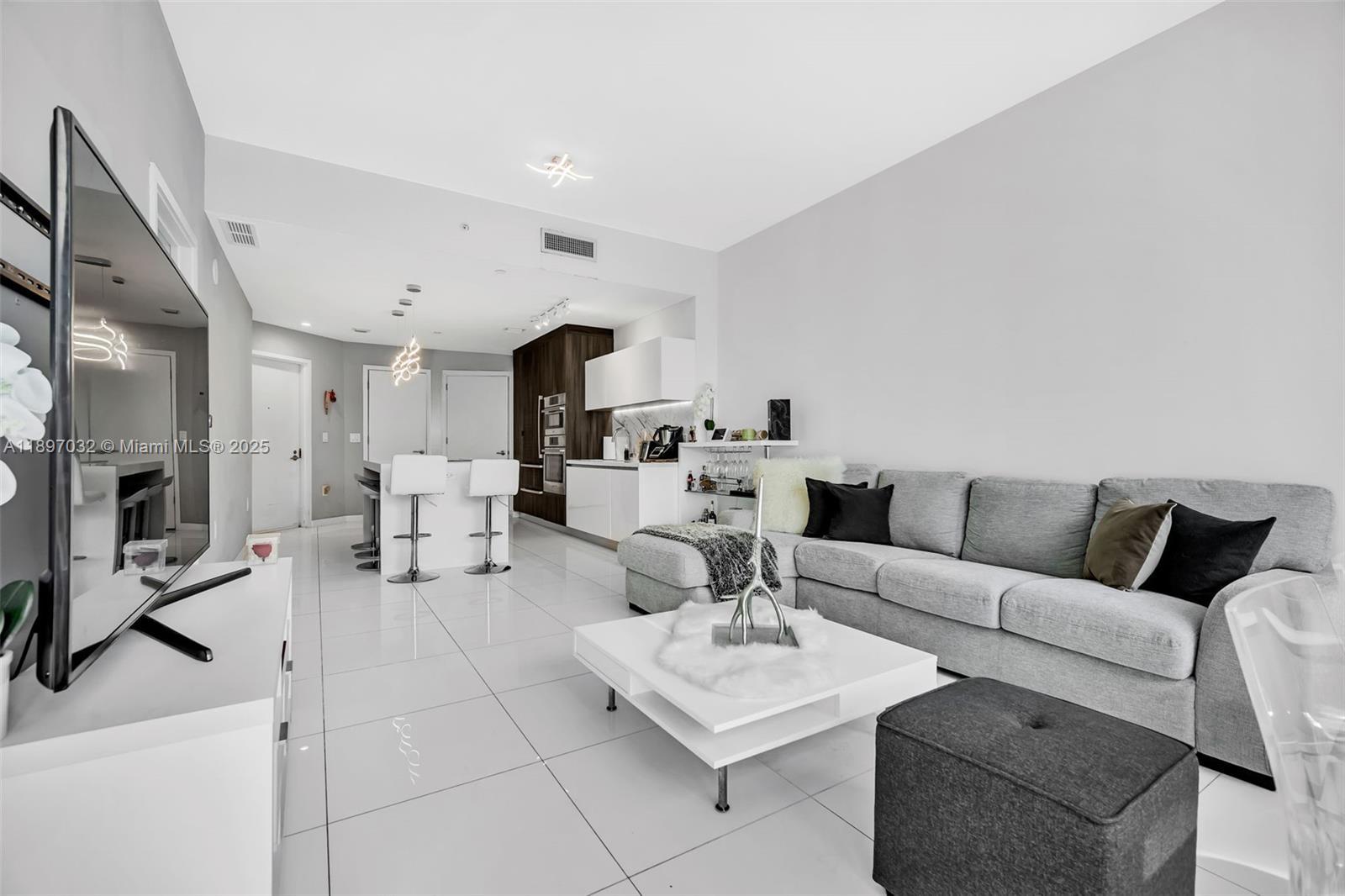 851 NE 1st Ave # 806, Miami FL 33132 photo 4