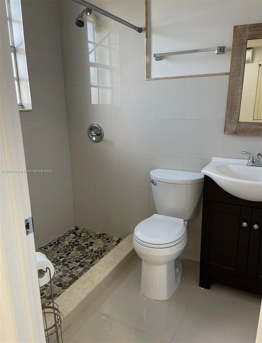 XX E X # 0, Hialeah FL 33013 photo 2
