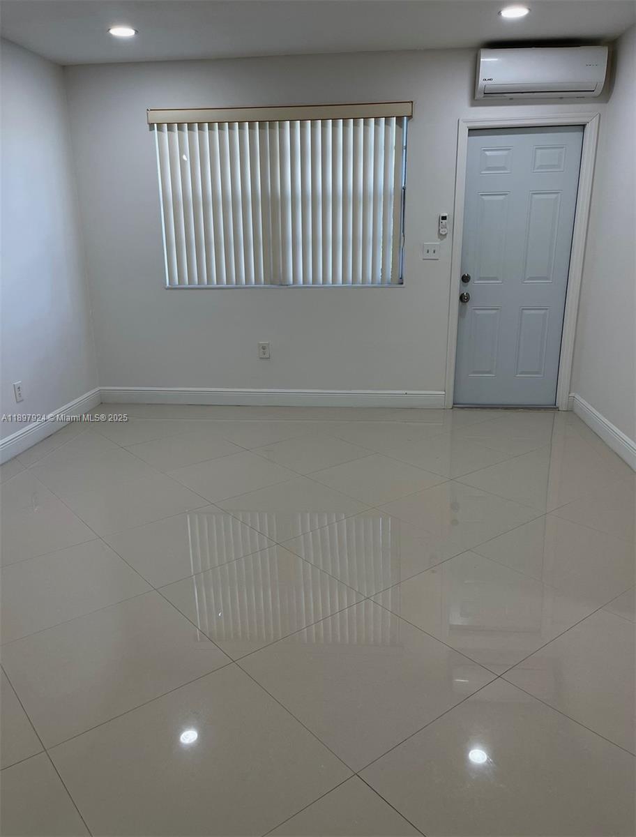 XX E X # 0, Hialeah FL 33013 photo 4
