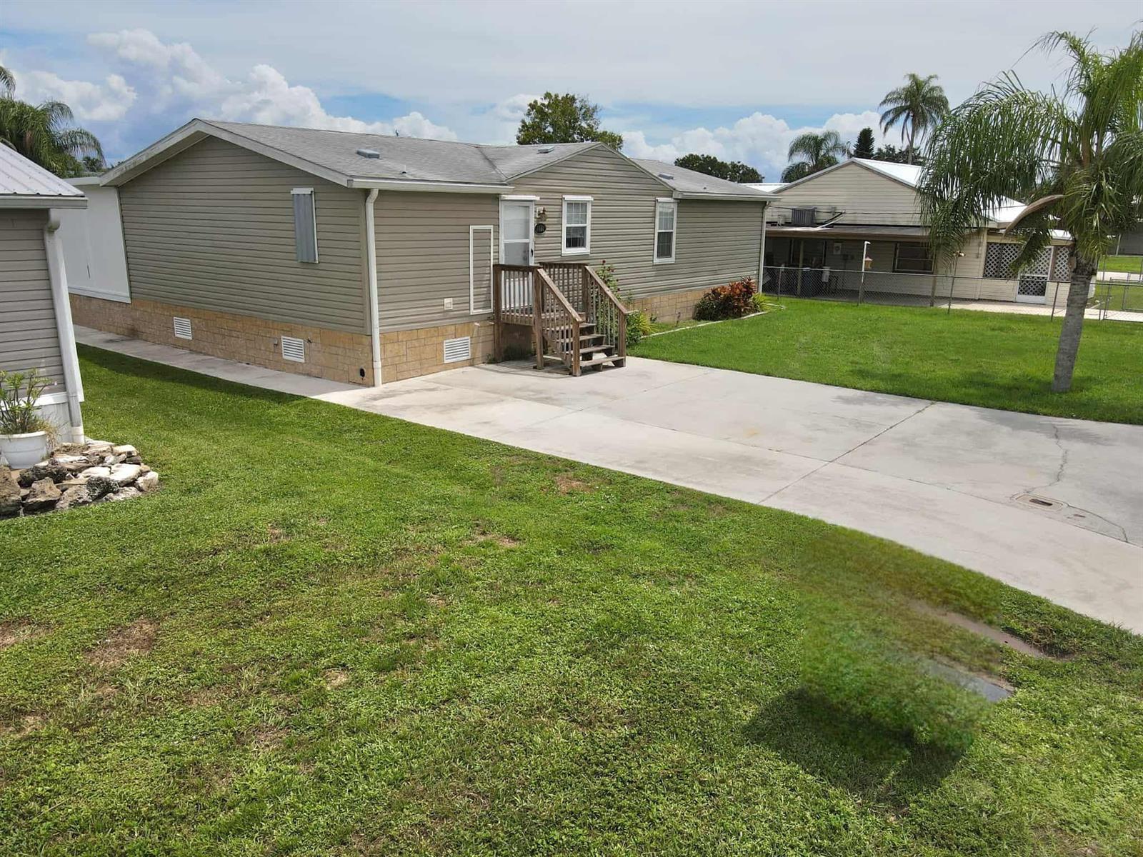 1081 6th Street, Okeechobee FL 34974 photo 2