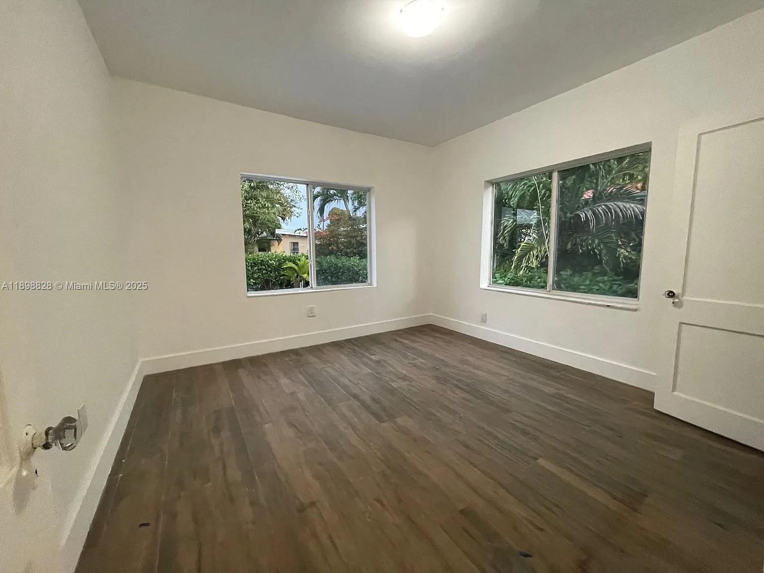 125 SW 32nd Ct Rd, Miami FL 33135 photo 2