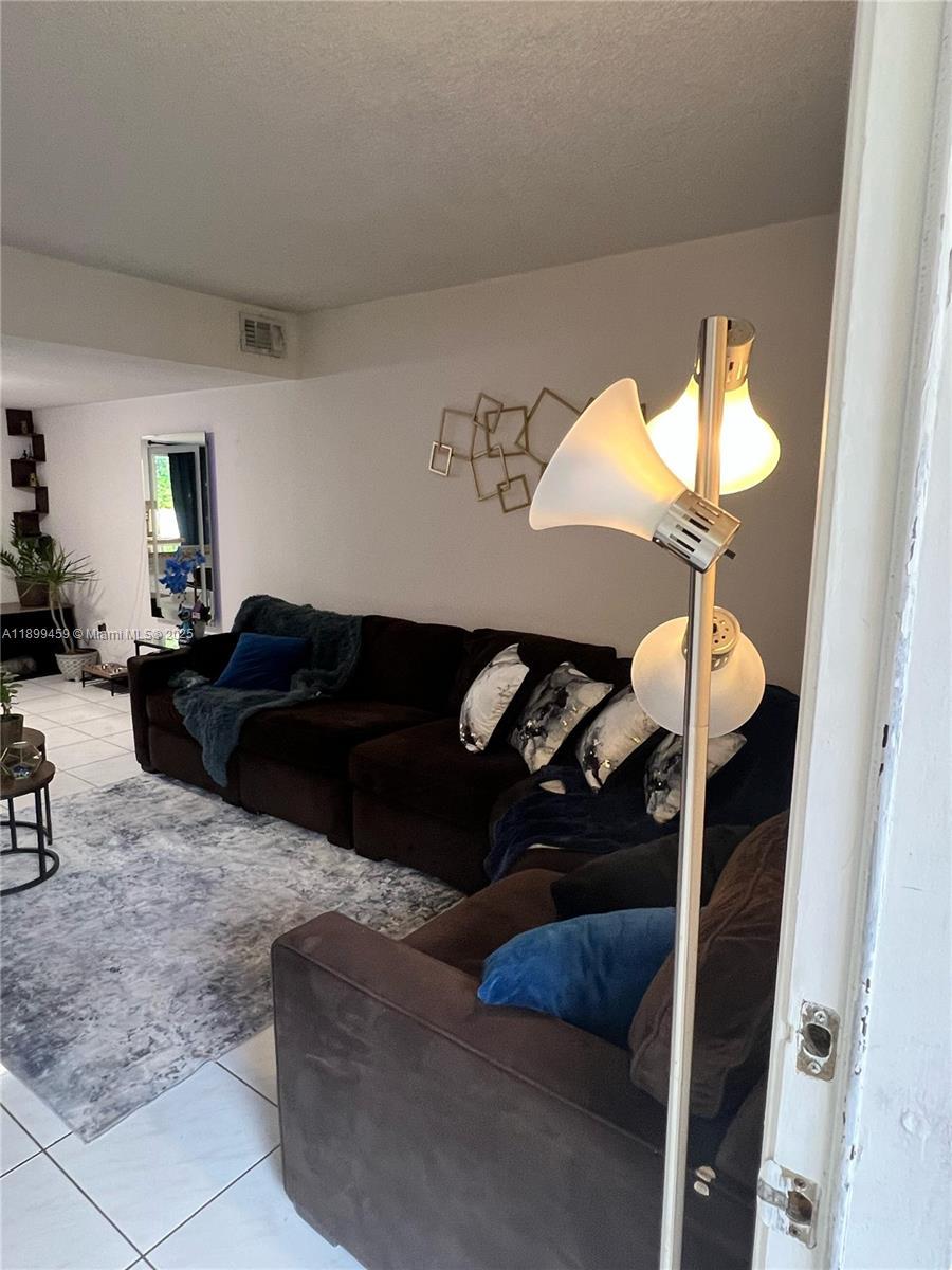 431 NW 82nd Ave # 909, Miami FL 33126 photo 3