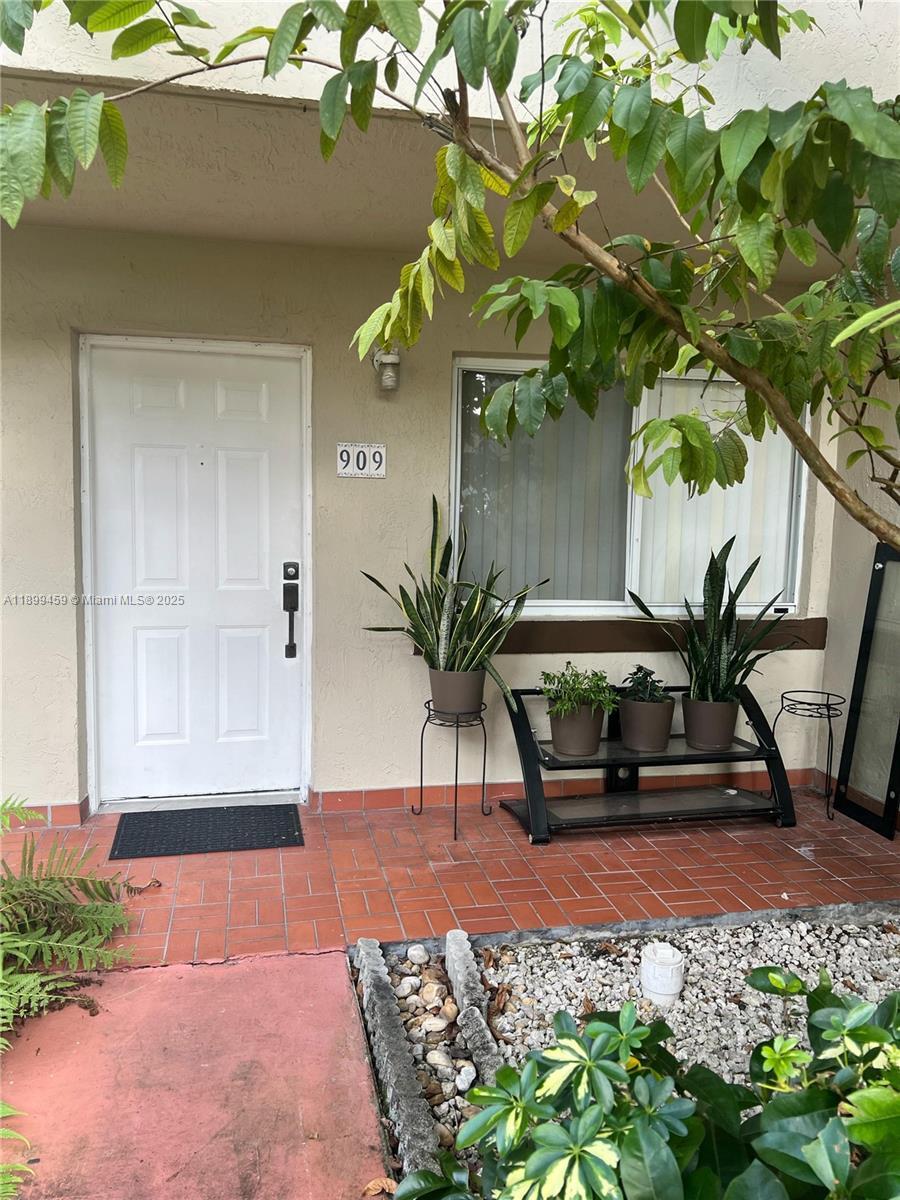 431 NW 82nd Ave # 909, Miami FL 33126