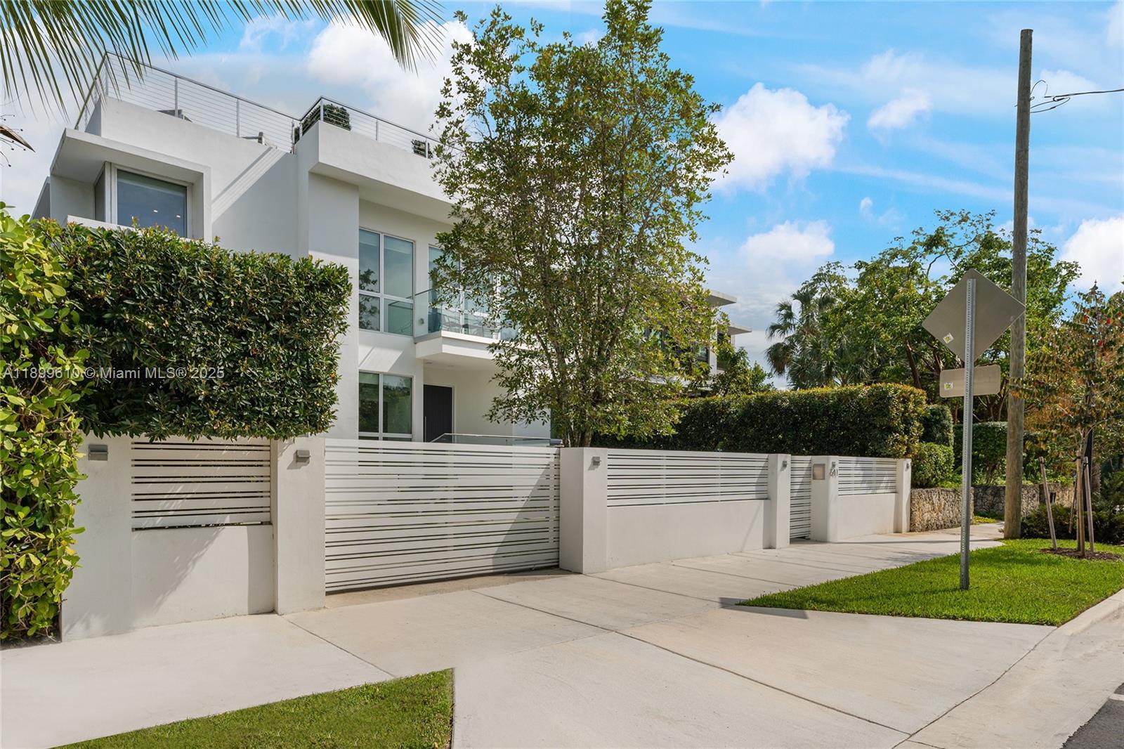 641 NW 7th St Rd, Miami FL 33136 photo 3