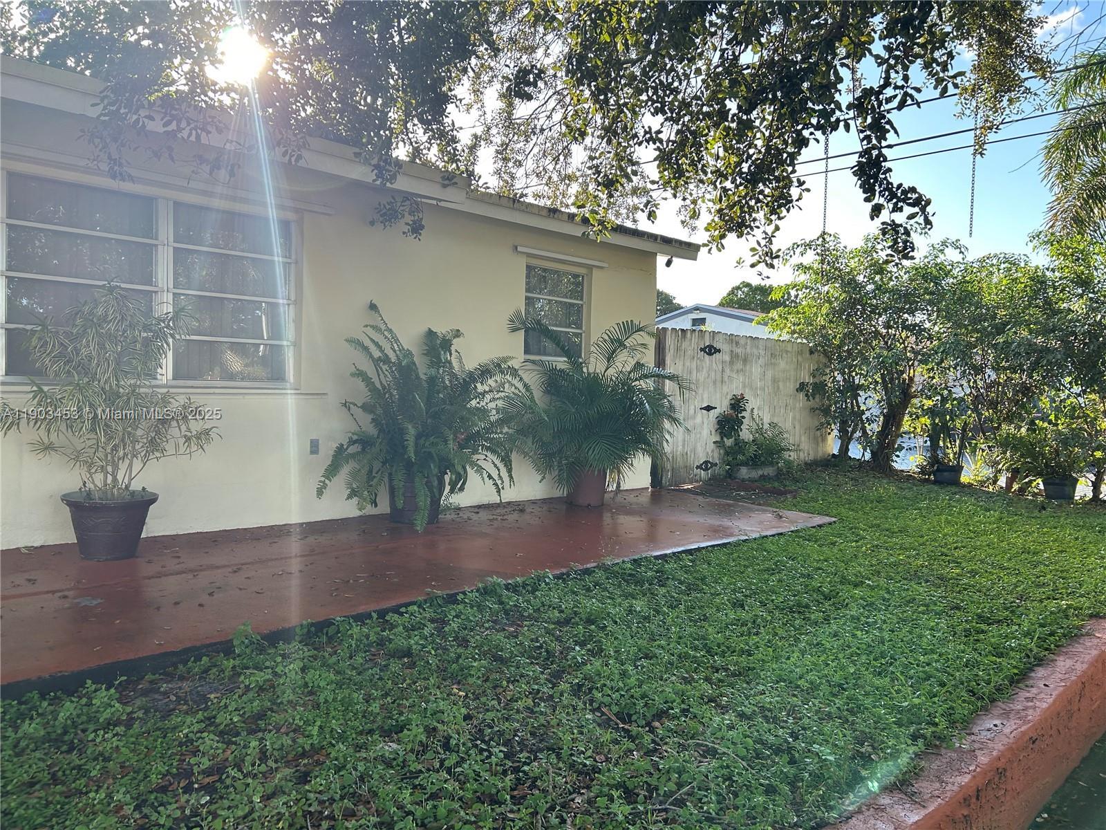 7040 Thomas St, Hollywood FL 33024 photo 2