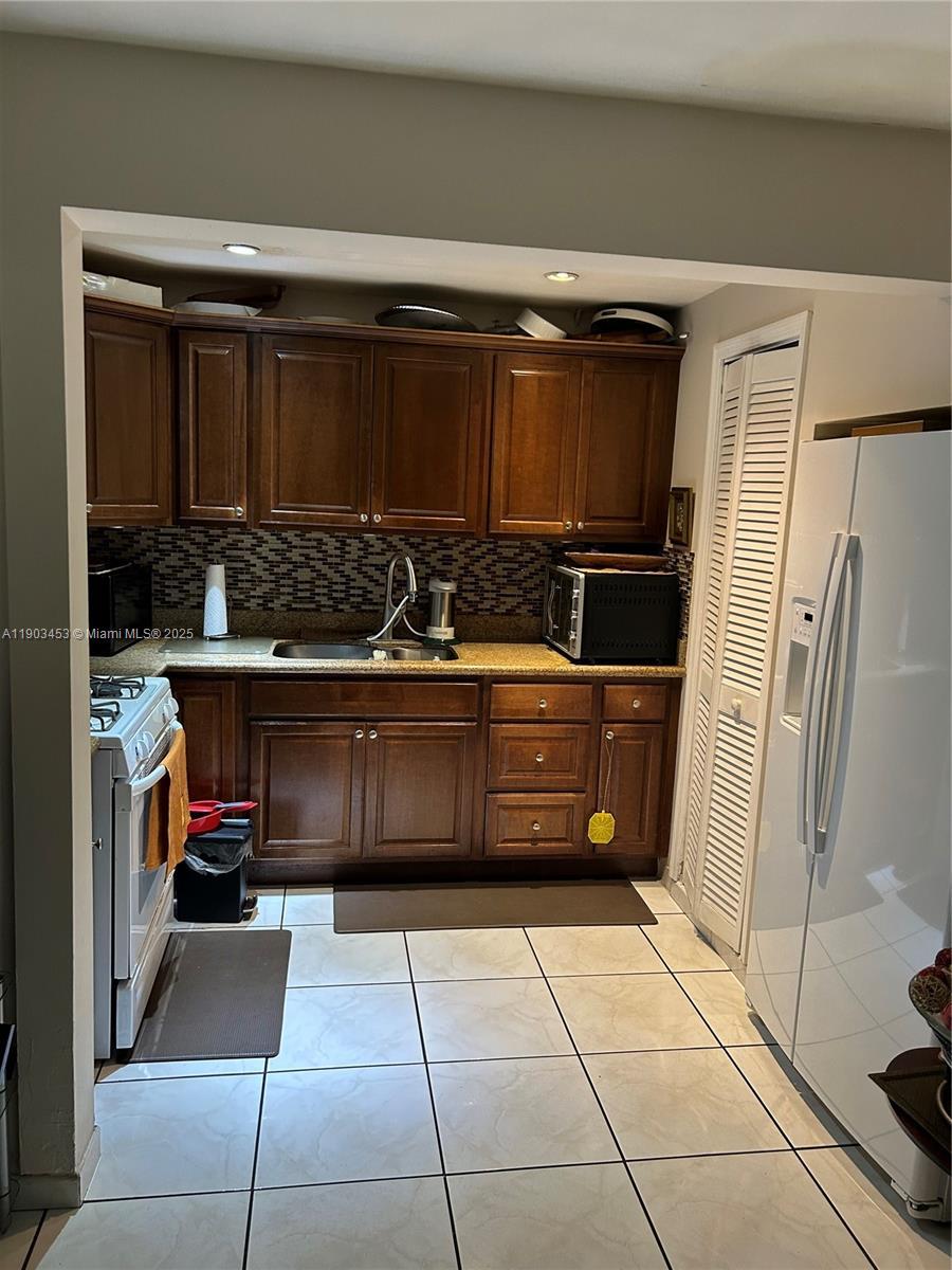 7040 Thomas St, Hollywood FL 33024 photo 3