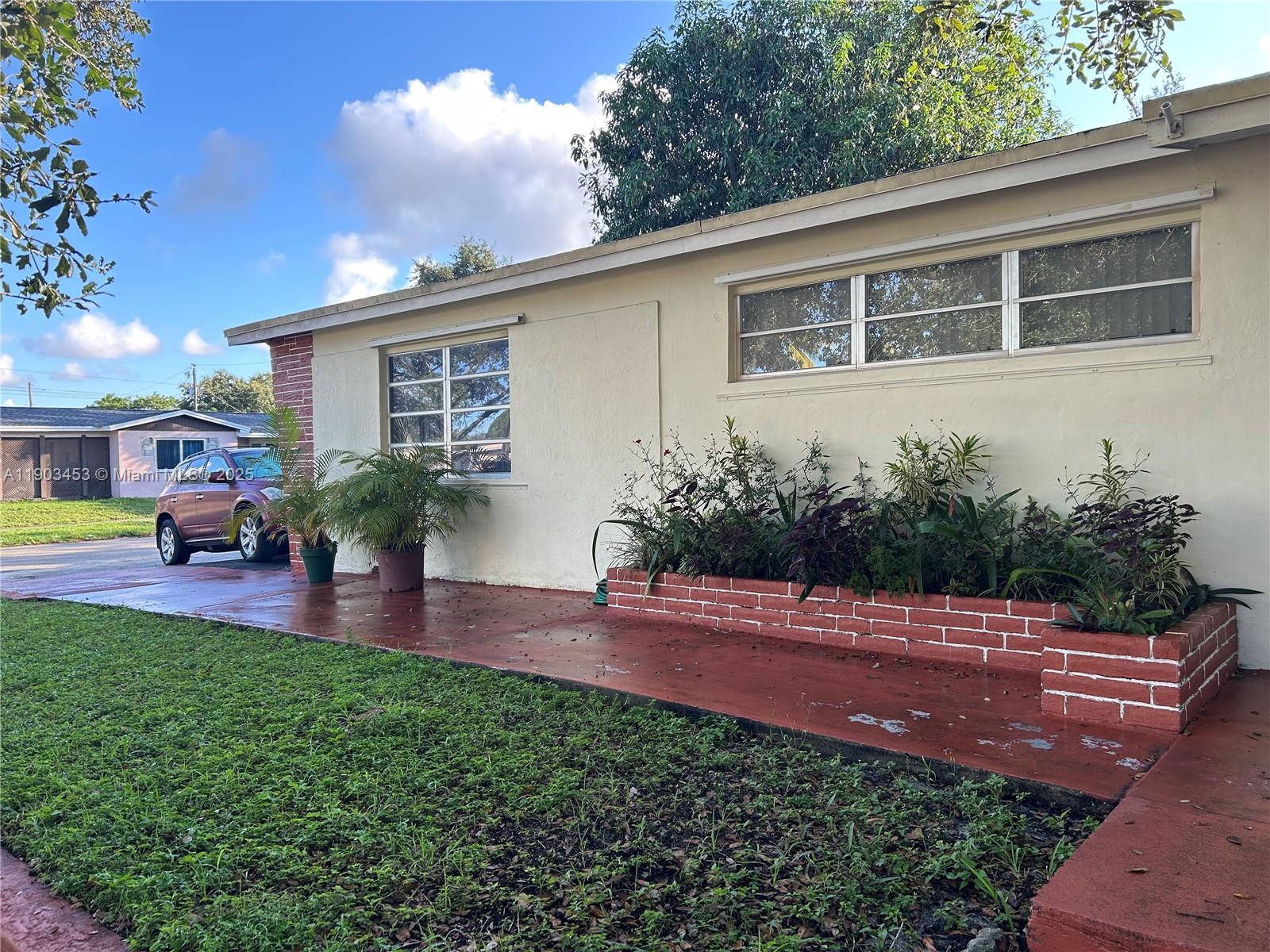 7040 Thomas St, Hollywood FL 33024