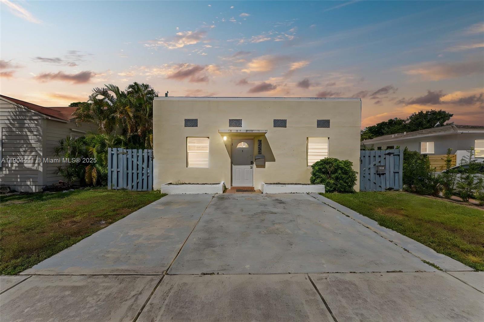 1639 Hayes St, Hollywood FL 33020