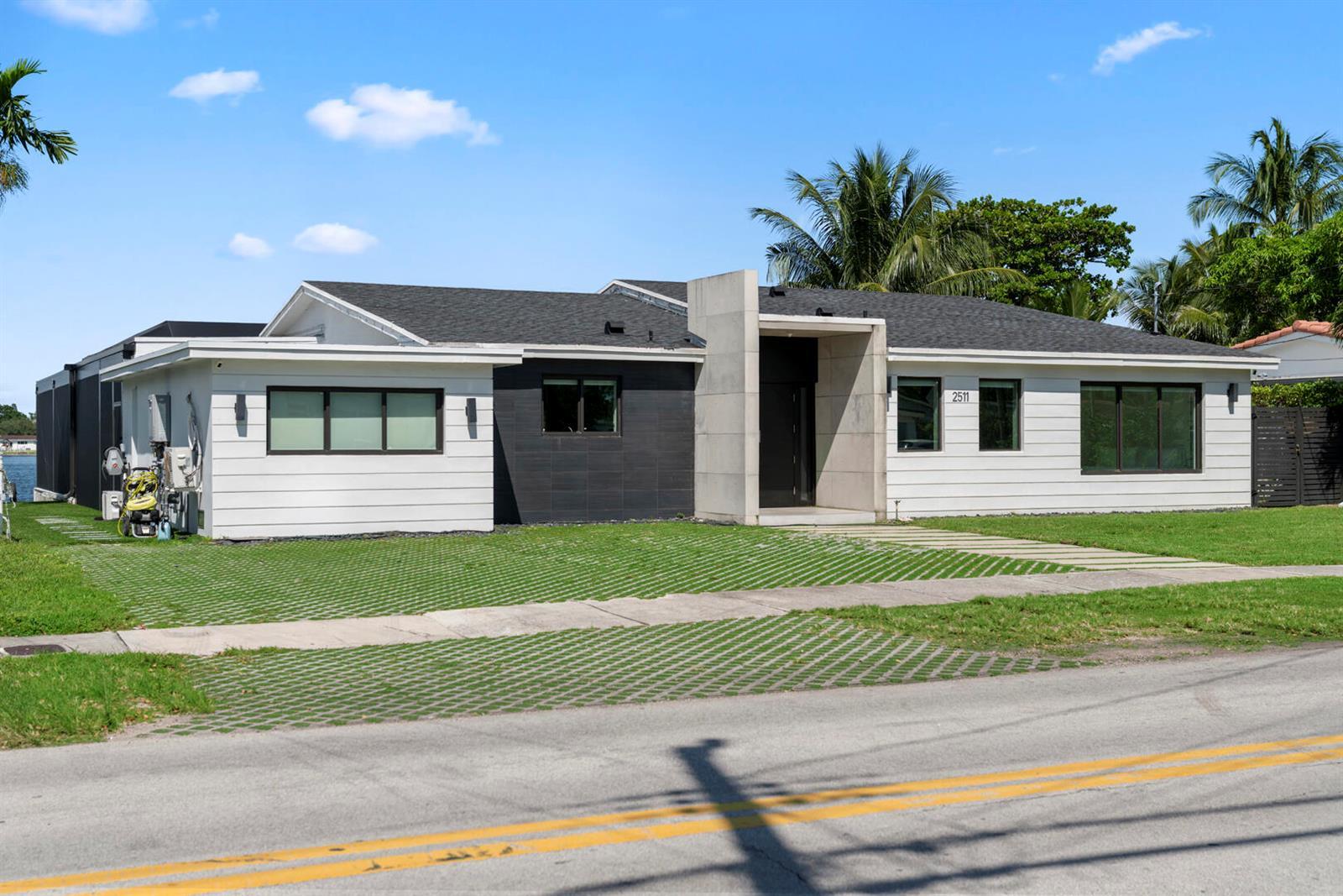 2511 NE 209th Terrace, Miami FL 33180 photo 3