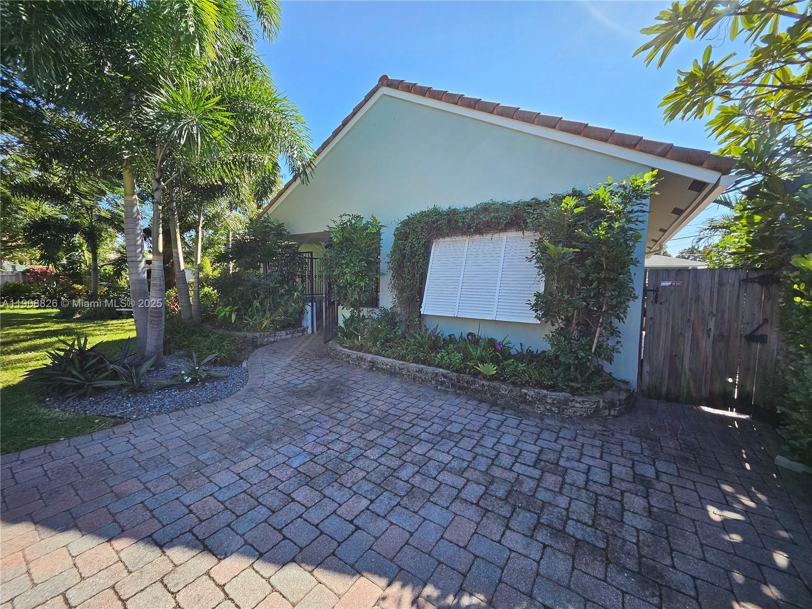 2016 NE 26th Dr, Wilton Manors FL 33306 photo 4
