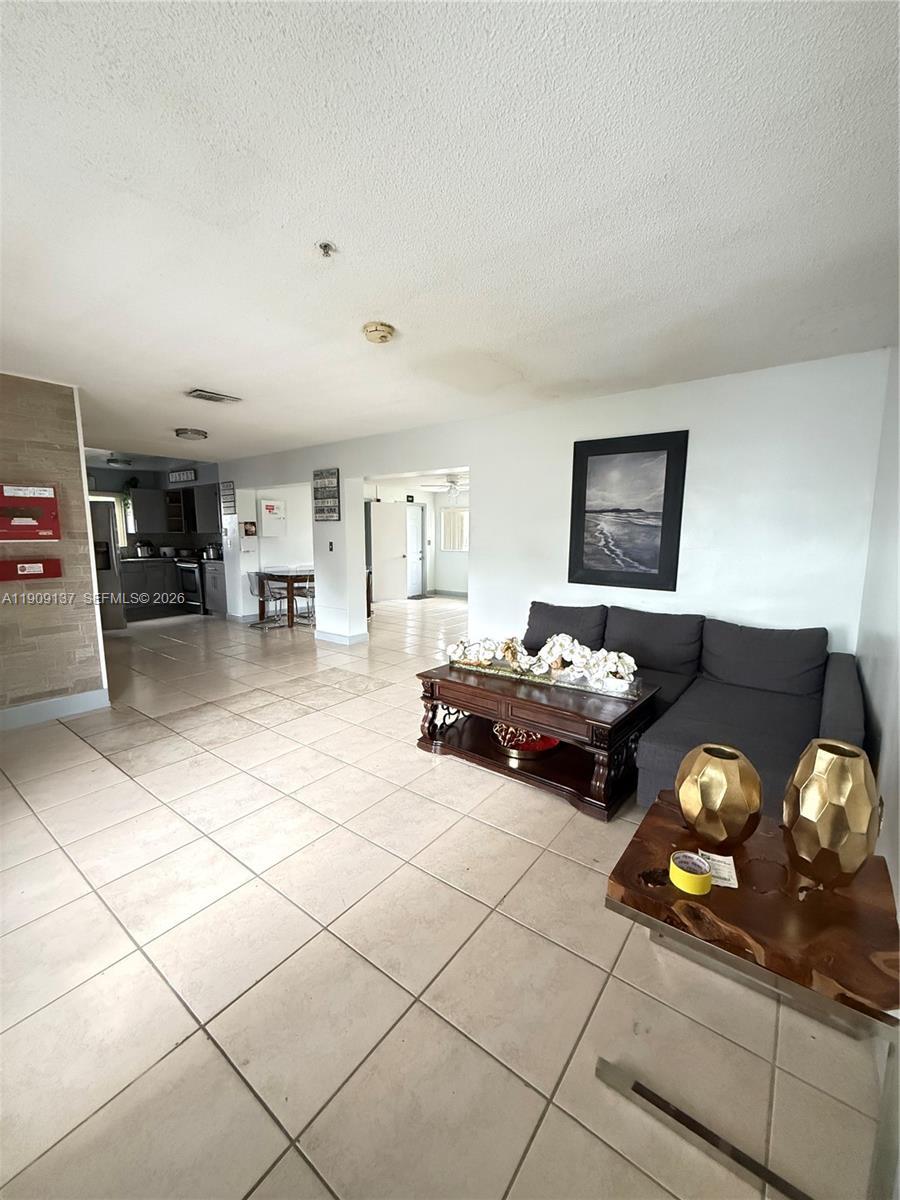 17902 NW 81st Ct, Hialeah FL 33015 photo 2
