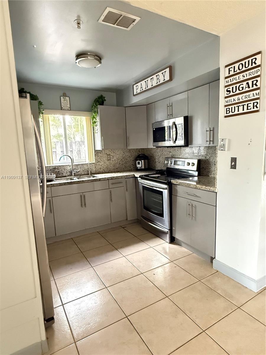 17902 NW 81st Ct, Hialeah FL 33015 photo 5