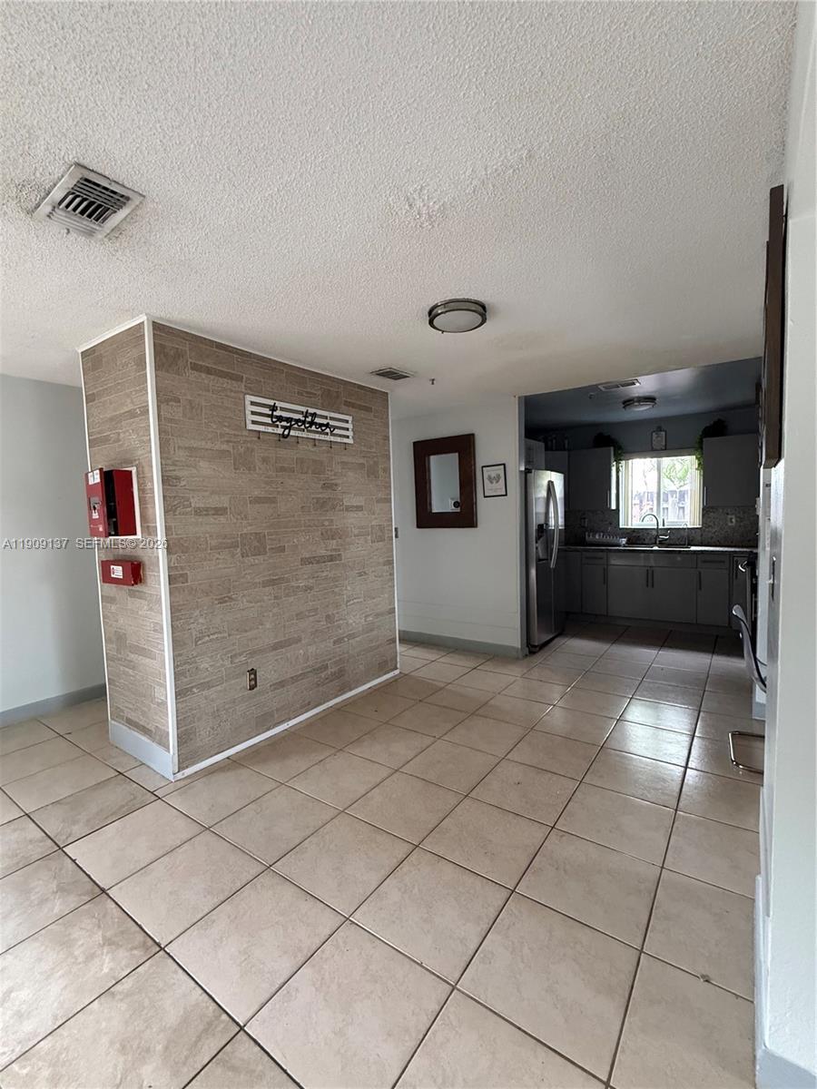 17902 NW 81st Ct, Hialeah FL 33015 photo 4