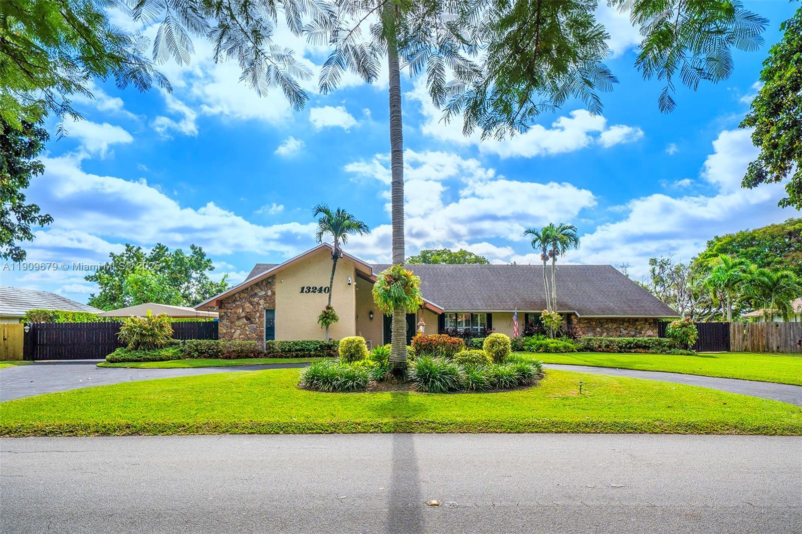 13240 N Calusa Club Dr, Miami FL 33186 photo 3