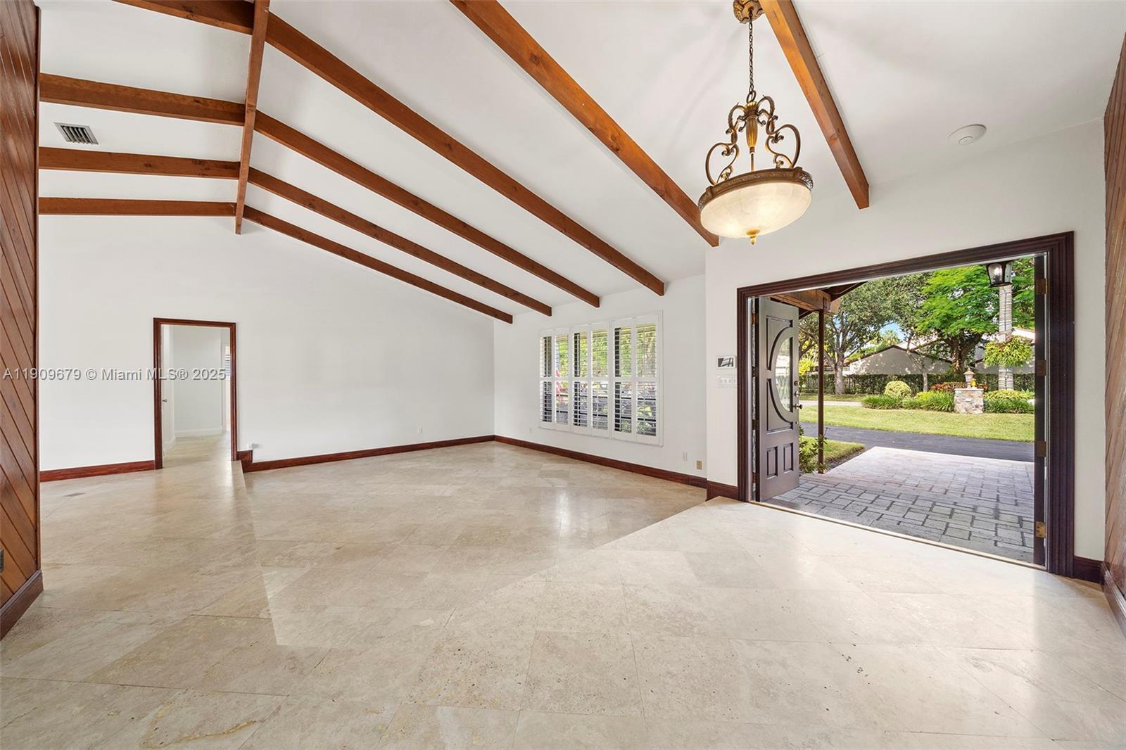 13240 N Calusa Club Dr, Miami FL 33186 photo 4