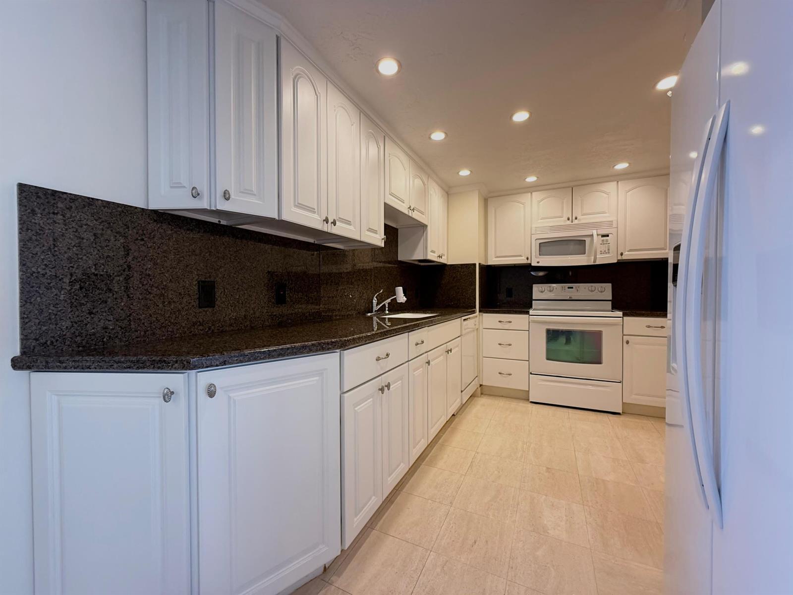 5600 N Flagler Drive # 2209, West Palm Beach FL 33407 photo 2