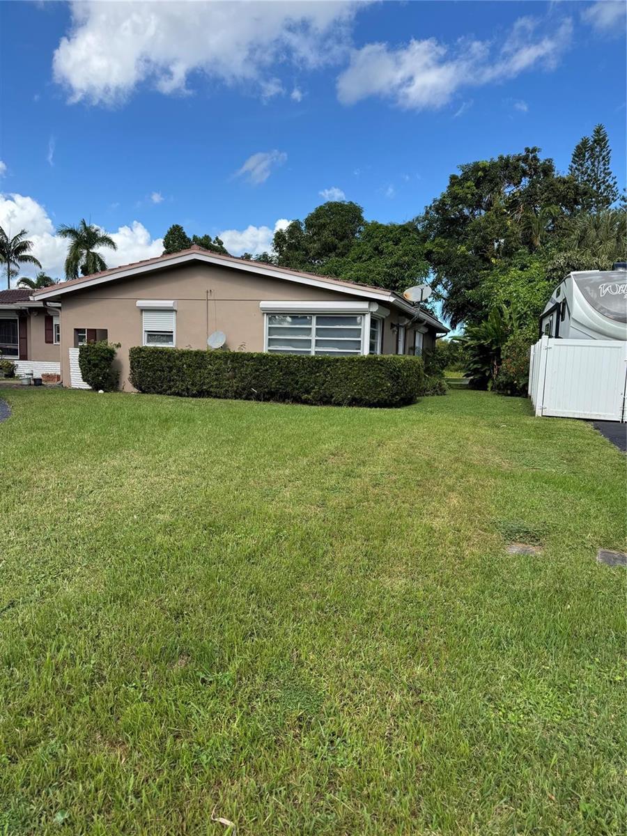 936 W Tropical Way, Plantation FL 33317 photo 2