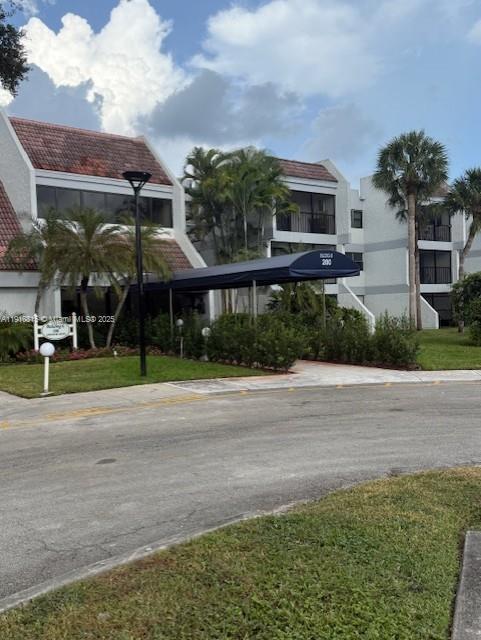 200 Lakeview Dr # 102, Weston FL 33326