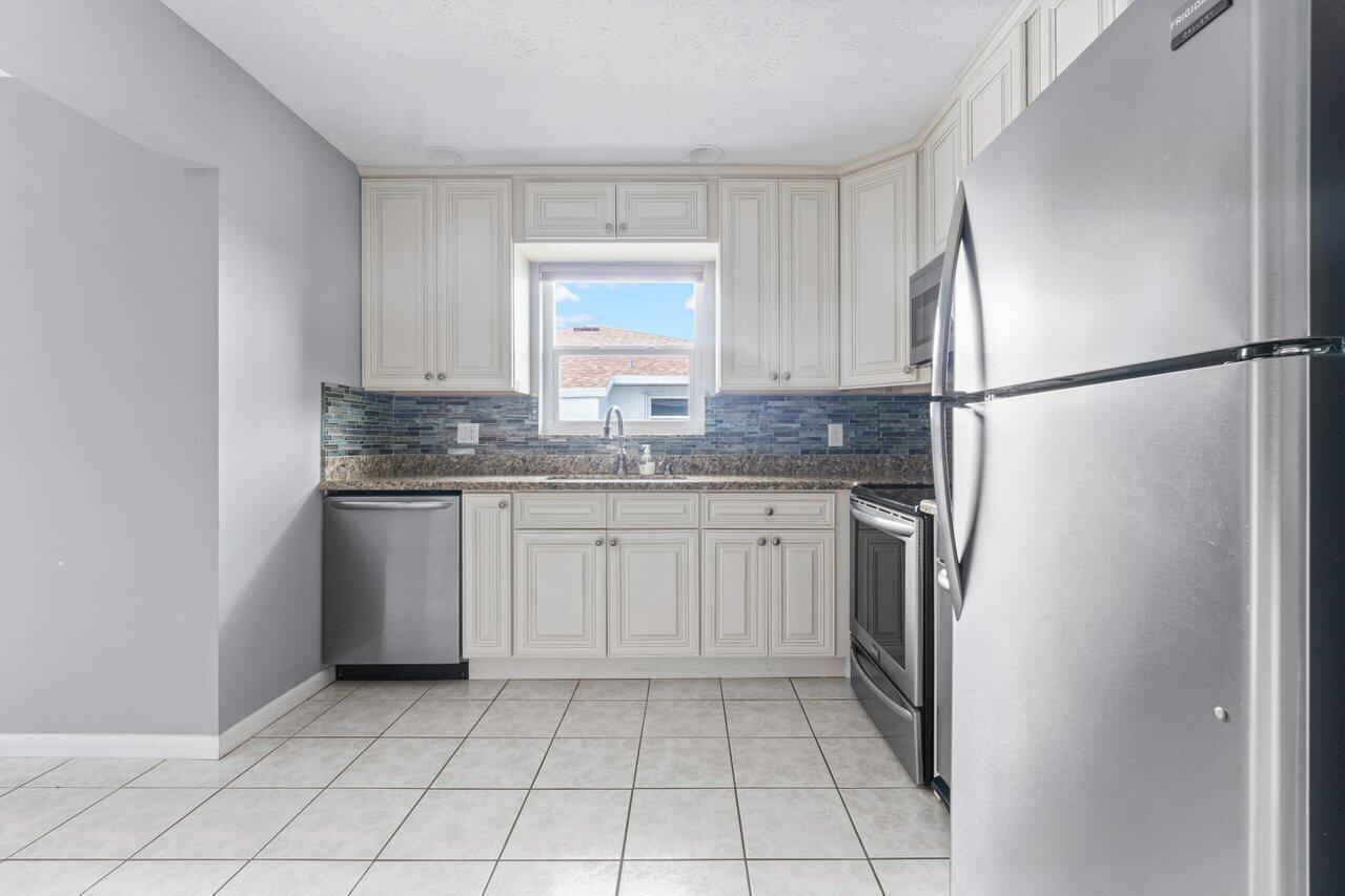 1205 S Lakes End Drive # D2, Fort Pierce FL 34982 photo 5