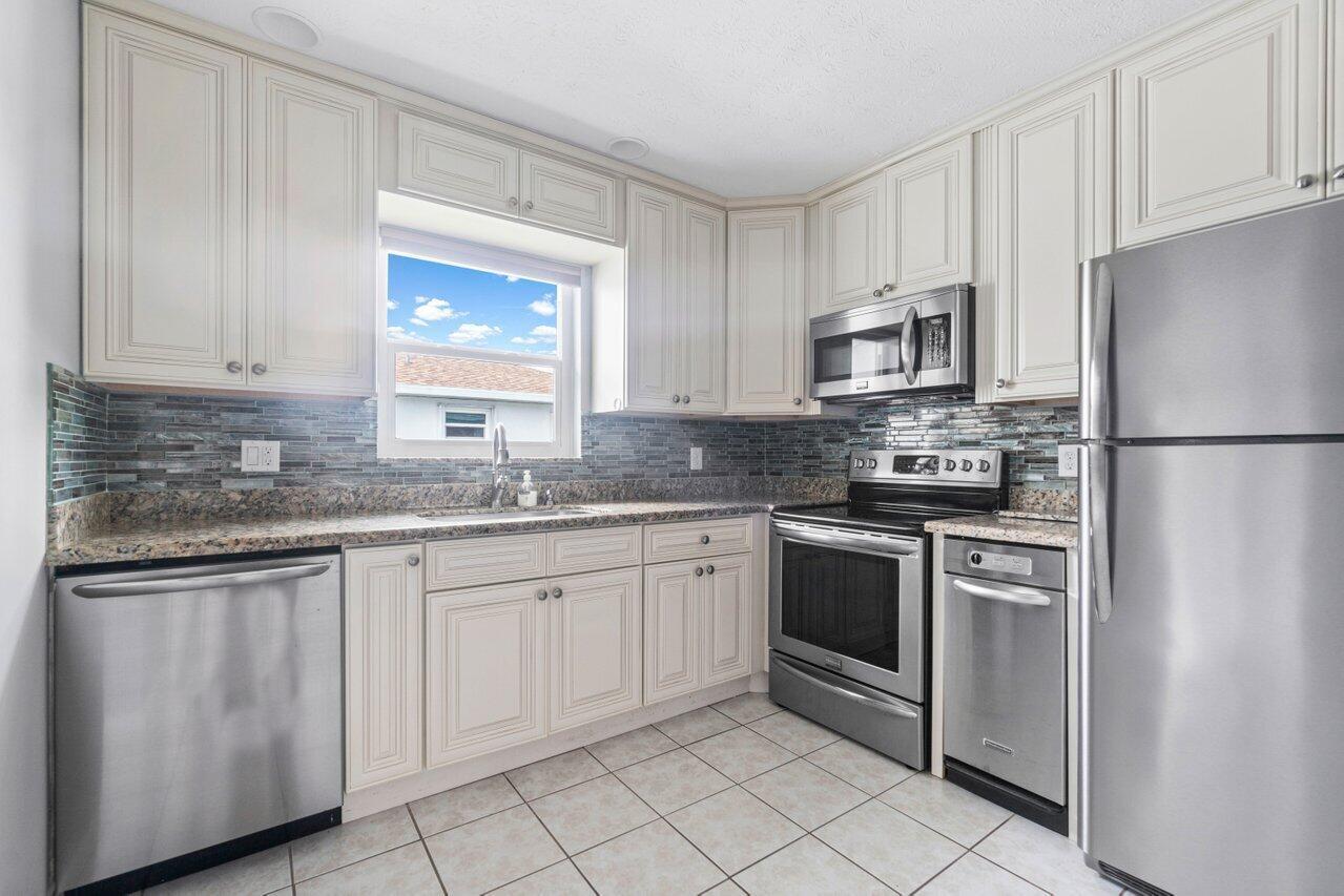 1205 S Lakes End Drive # D2, Fort Pierce FL 34982 photo 4