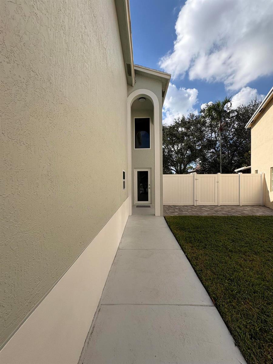 4243 Pine Hollow Circle, FL 33463 photo 4