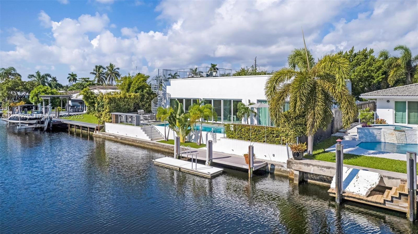 2112 NE 17th Ave, Wilton Manors FL 33305 photo 2