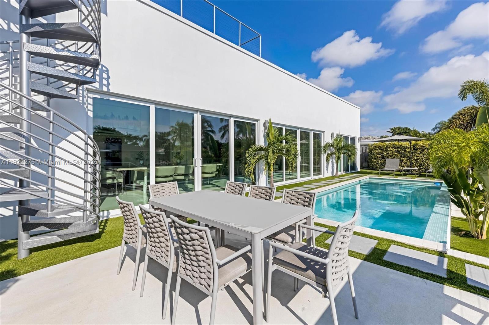 2112 NE 17th Ave, Wilton Manors FL 33305 photo 4