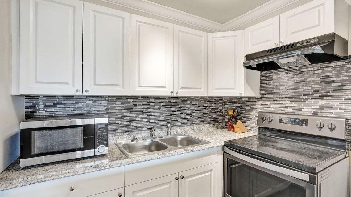 118 Sheffield E, West Palm Beach FL 33417