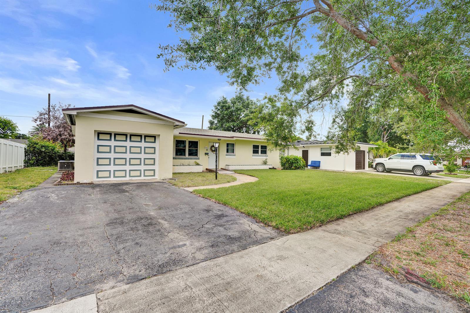 731 SW 71st Terrace, Pembroke Pines FL 33023 photo 2