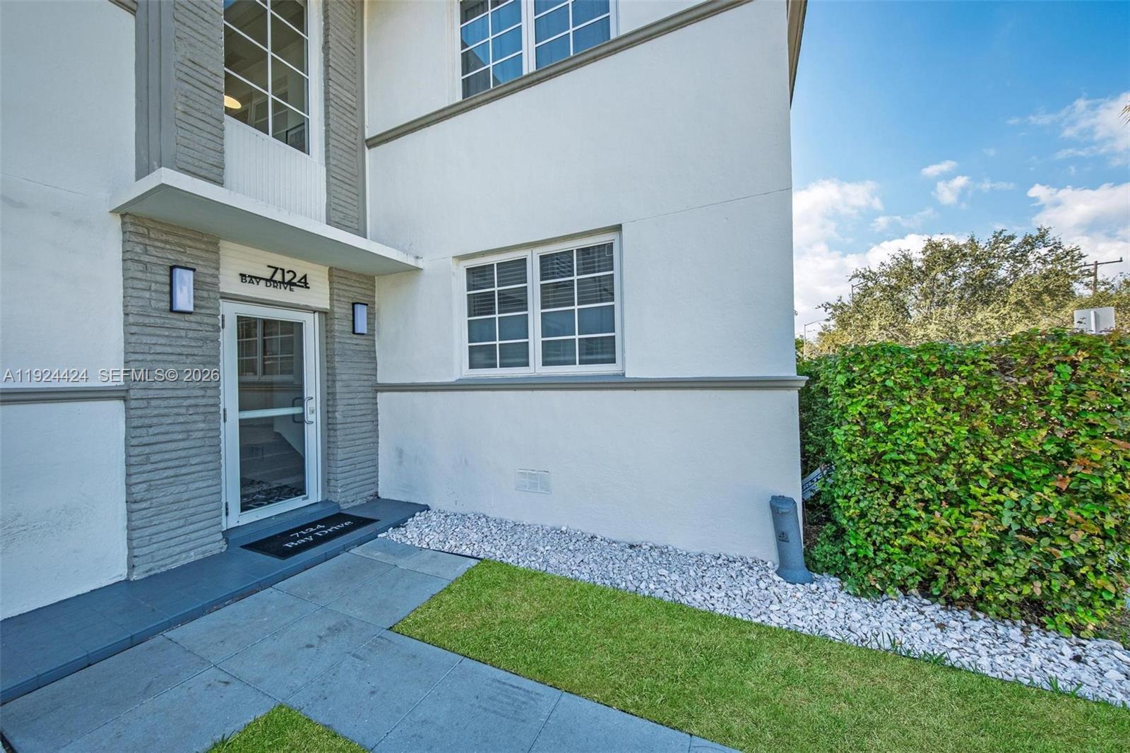 7124 Bay Dr, Miami Beach FL 33141 photo 2