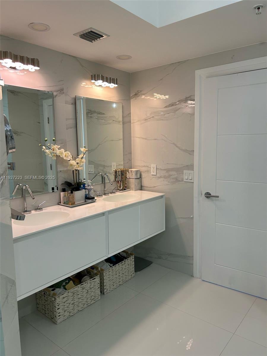17555 Atlantic Blvd # 1001, Sunny Isles Beach FL 33160 photo 3
