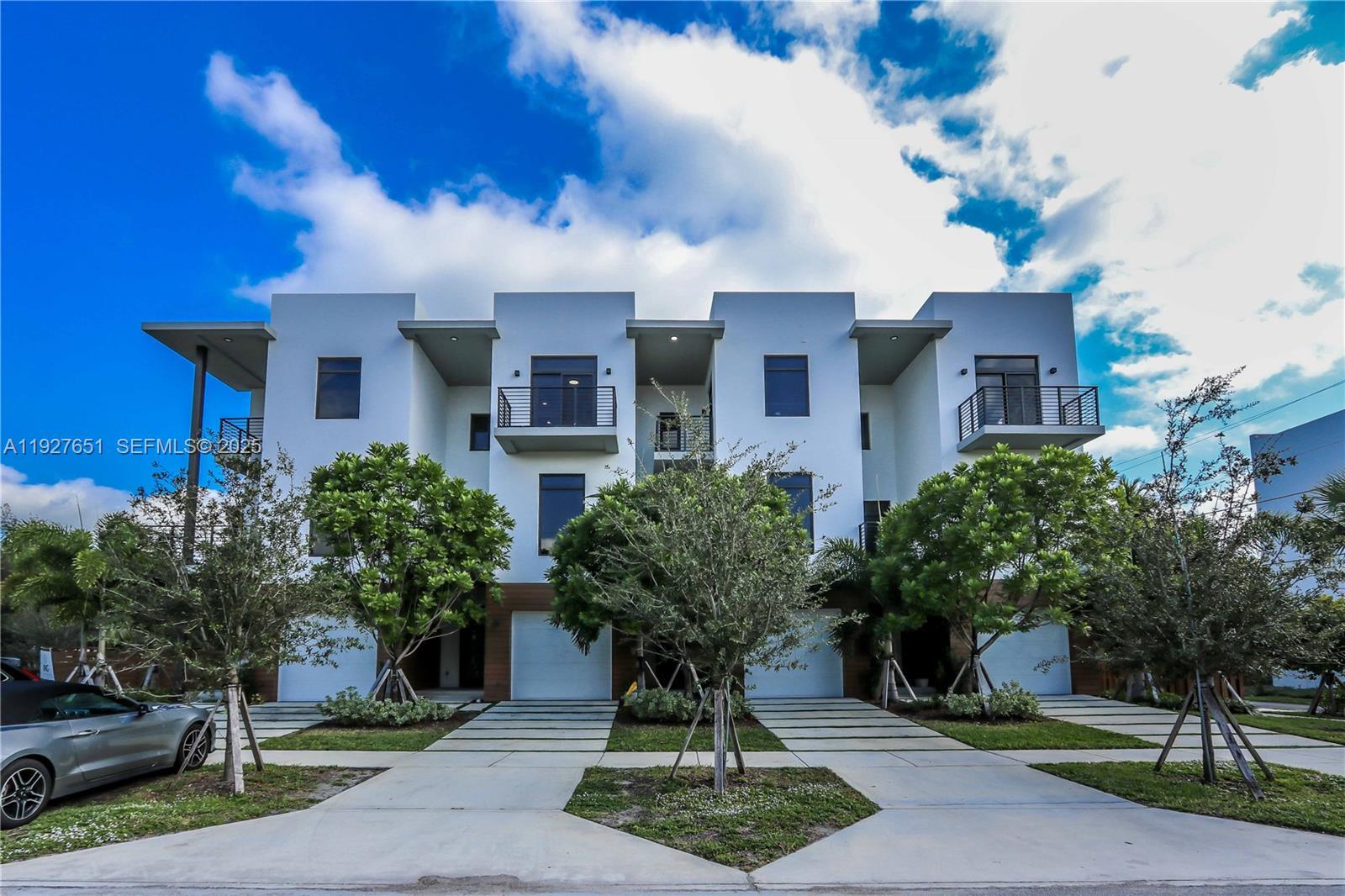 1640 Mckinley St, Hollywood FL 33020