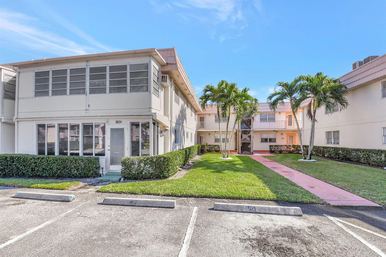 325 Saxony G, Delray Beach FL 33446 photo 2