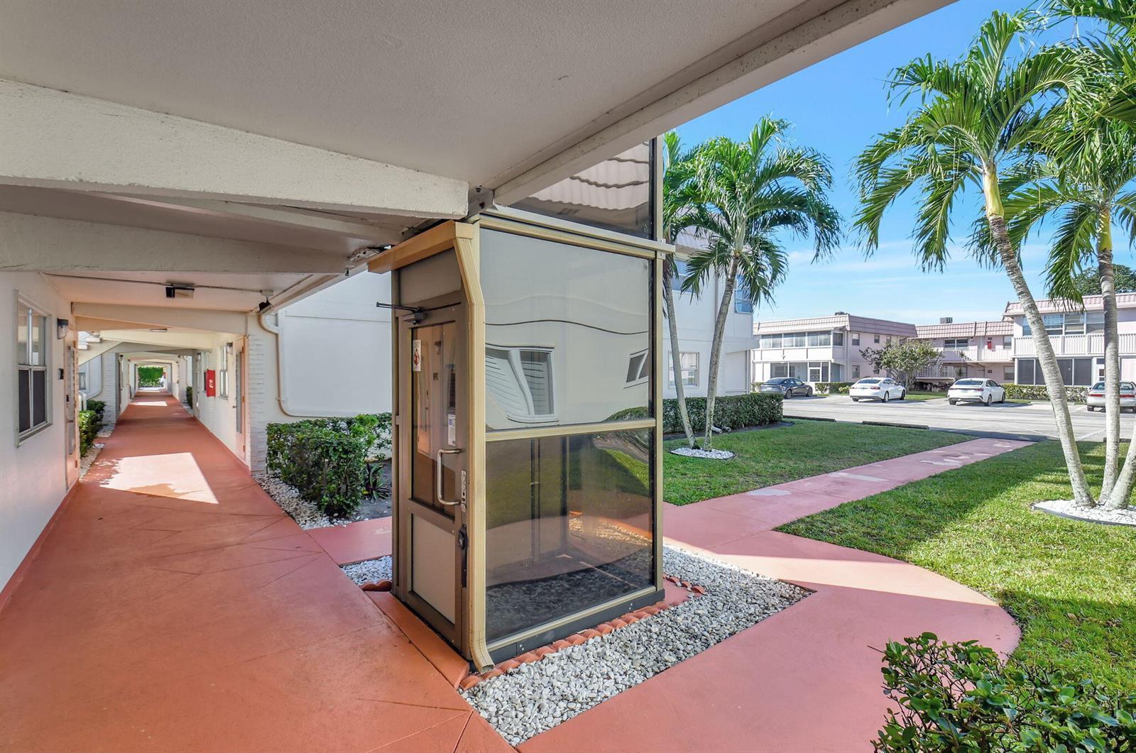 325 Saxony G, Delray Beach FL 33446 photo 3