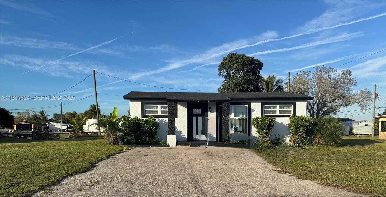415 SE 4th St, South Bay FL 33493 photo 2